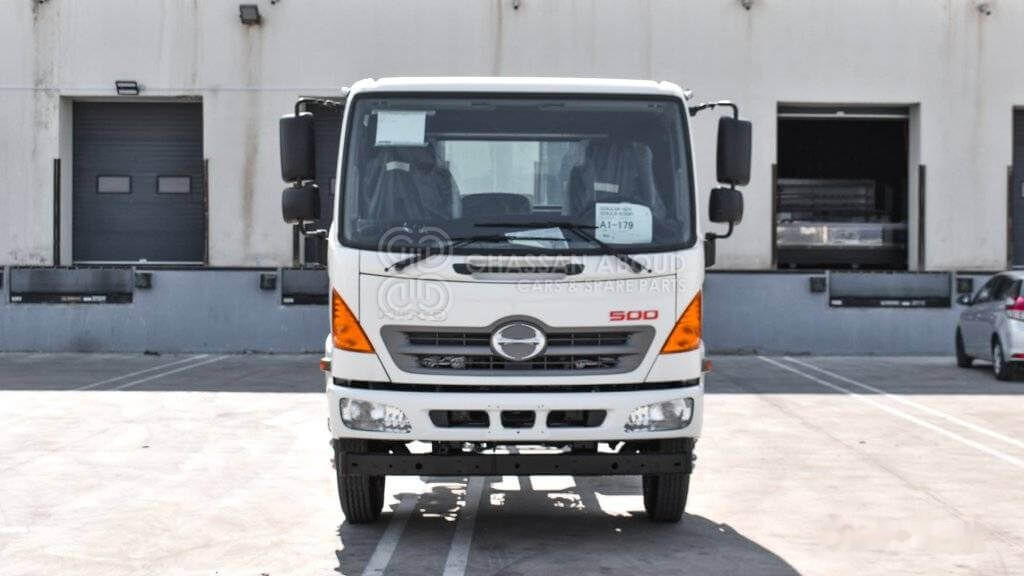 Hino GD - Cab chassis truck: picture 2