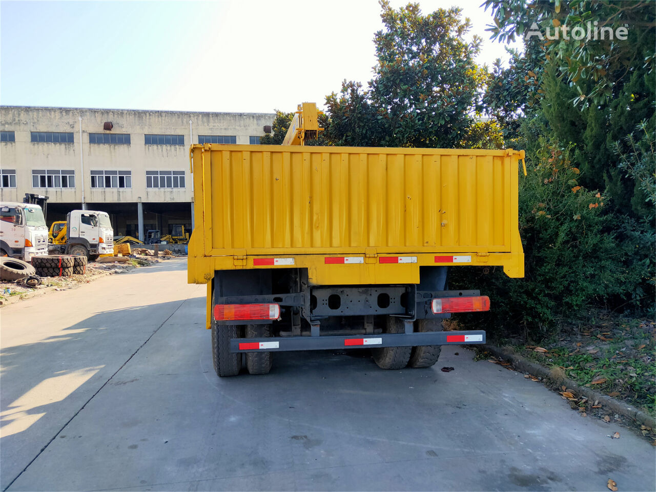 Howo 375 - Tipper, Crane truck: picture 2
