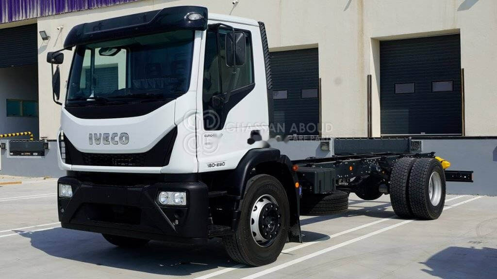 IVECO EuroCargo ML180 - Cab chassis truck: picture 1