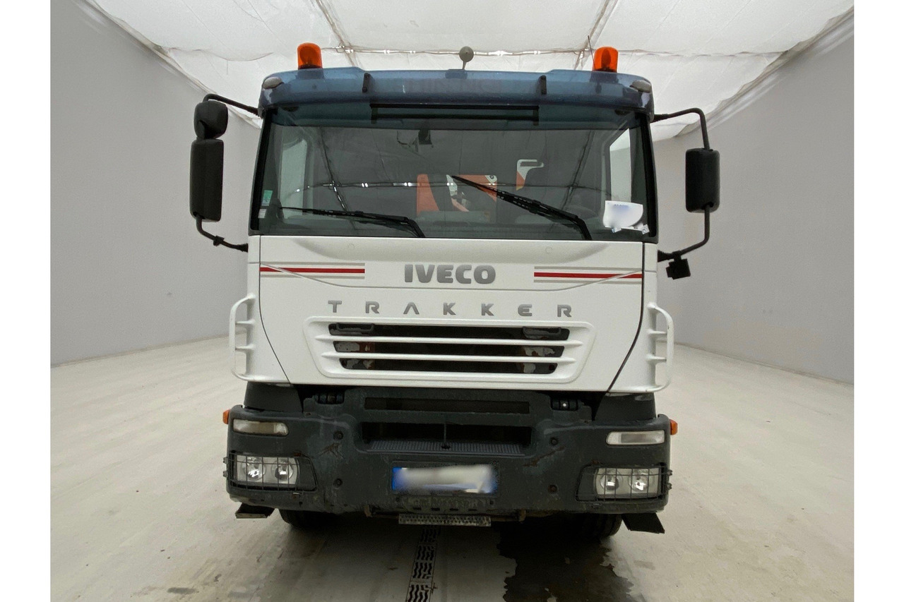 IVECO Trakker 380 - Crane truck: picture 2