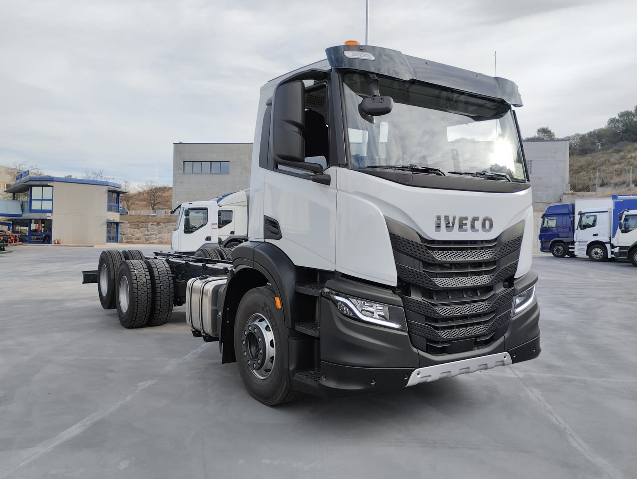 IVECO X-WAY AD280X40 E6 (Chassis) - Cab chassis truck: picture 2
