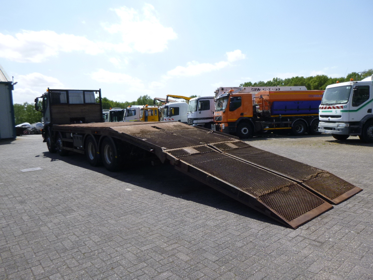 Cab chassis truck Iveco AT340T41 8x4 RHD chassis / platform: picture 8