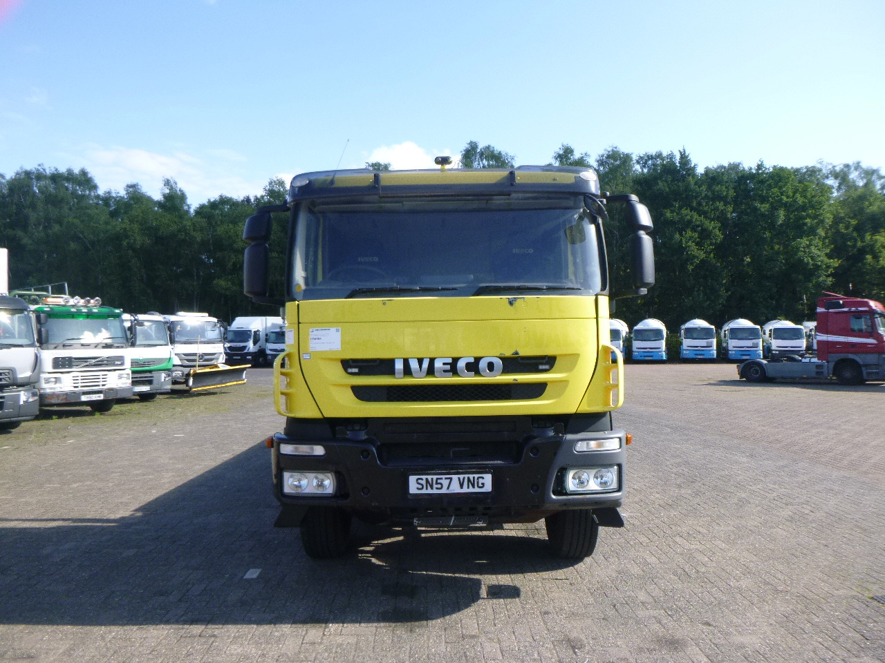 Iveco AT340T45/P 8x4 RHD platform - Cab chassis truck: picture 3