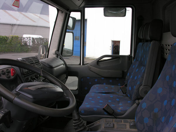 Iveco EuroCargo 120E/21 EuroCargo 120E/21 Klima/eFH. - Box truck: picture 2