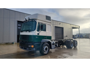 MAN 26.403 (EURO 2 / 8 TIRES / 6X2 / 6 CYLINDER / MANUAL GEARBOX) - Cab chassis truck: picture 1