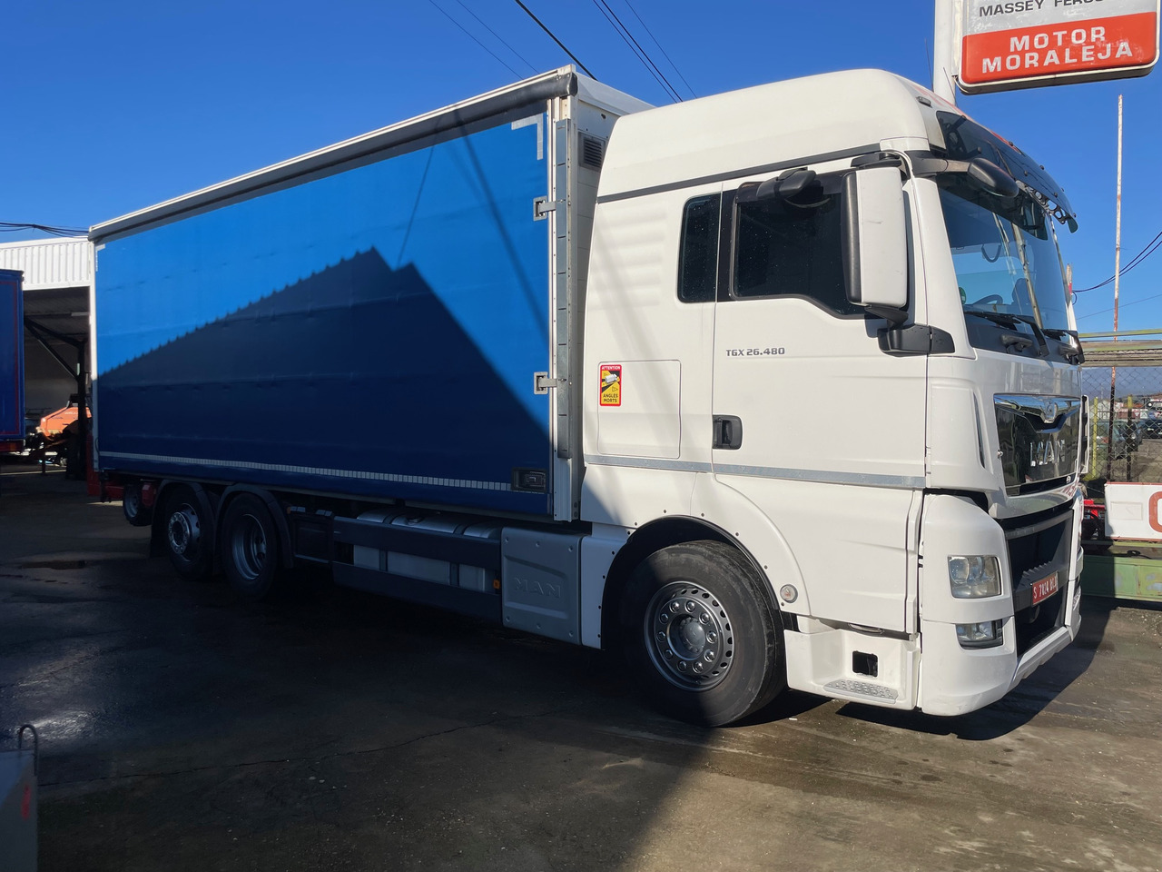MAN 26.480 - Curtainsider truck: picture 2
