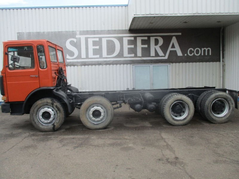 MAN 32-281 , 8x4 , 6 Cylinder , Spring Suspension - Cab chassis truck: picture 2