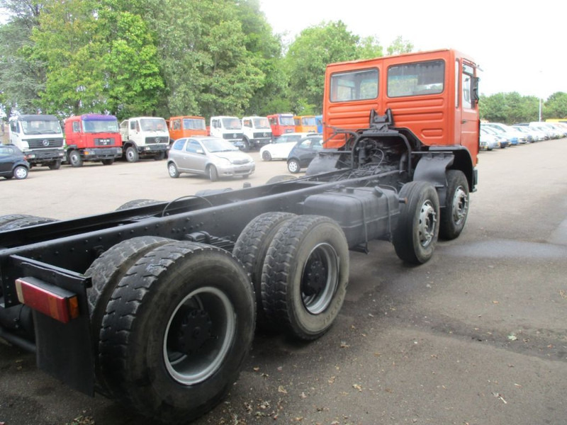 MAN 32-281 , 8x4 , 6 Cylinder , Spring Suspension - Cab chassis truck: picture 3
