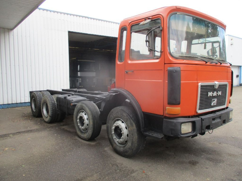 MAN 32-281 , 8x4 , 6 Cylinder , Spring Suspension - Cab chassis truck: picture 4