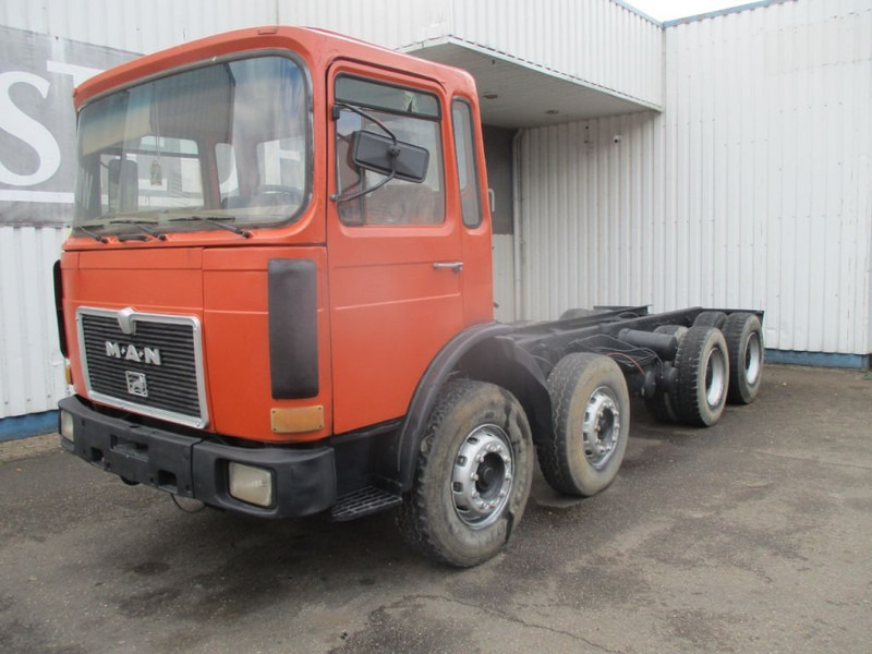 MAN 32-281 , 8x4 , 6 Cylinder , Spring Suspension - Cab chassis truck: picture 1
