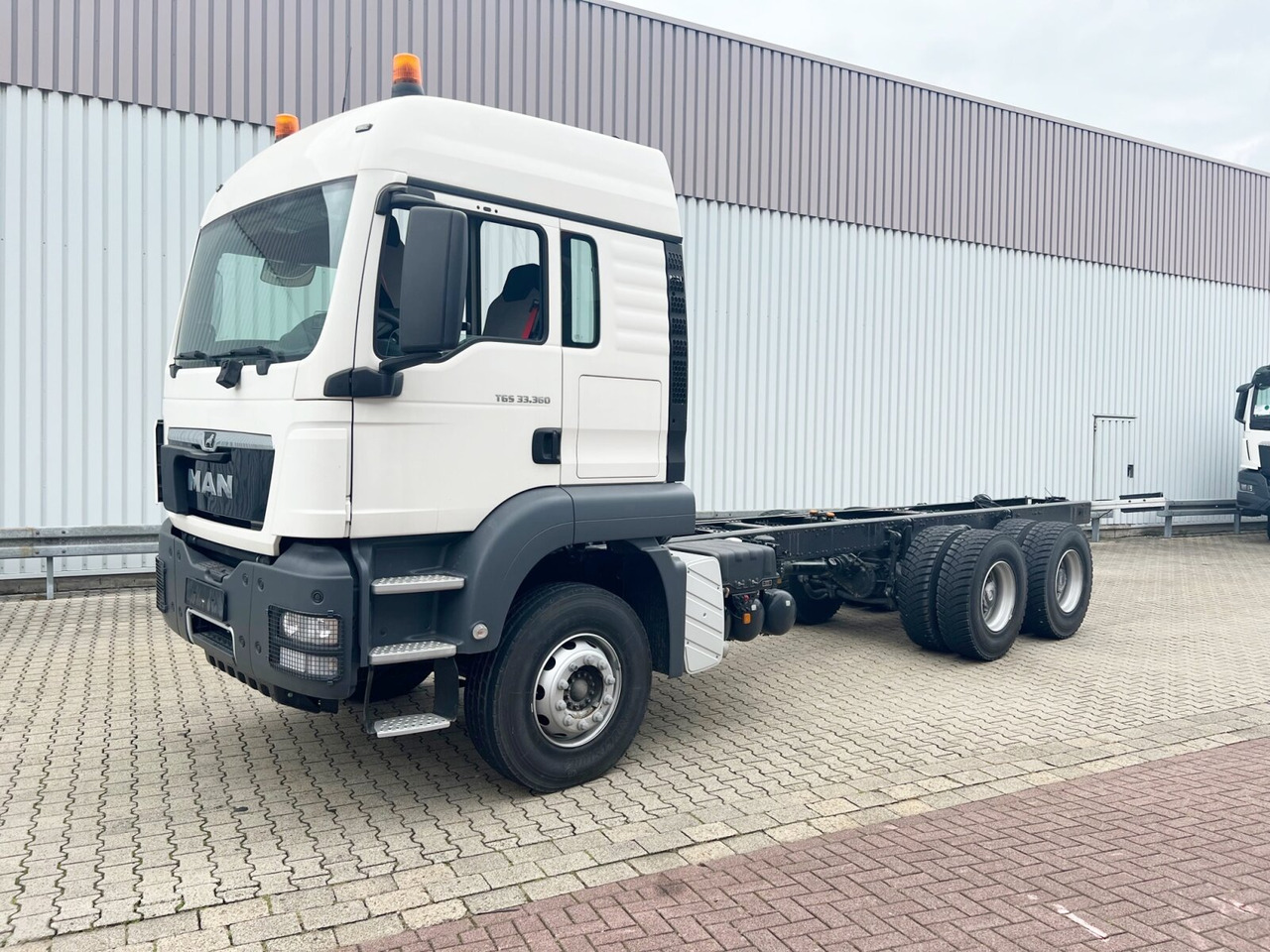 MAN TGS 33.360 6x4 BB TGS 33.360 6x4 BB, Häckslerkabine, NMV Nebenantrieb - Cab chassis truck: picture 1