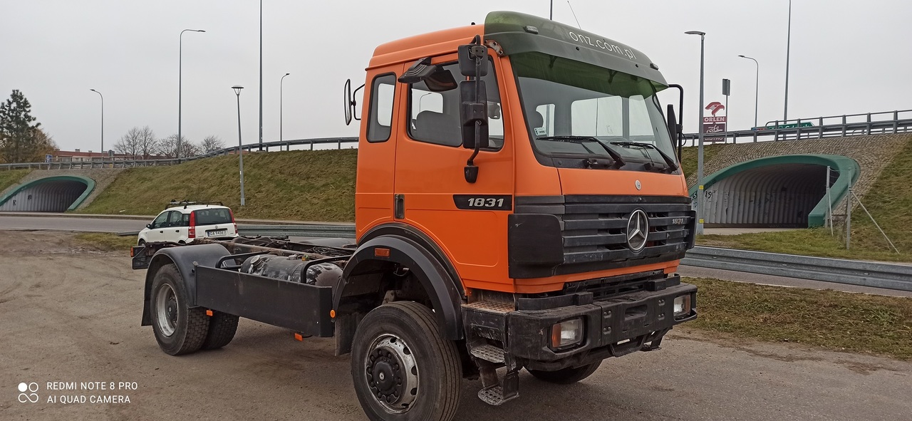 MERCEDES-BENZ 1831 SK 4X4 - Cab chassis truck: picture 2