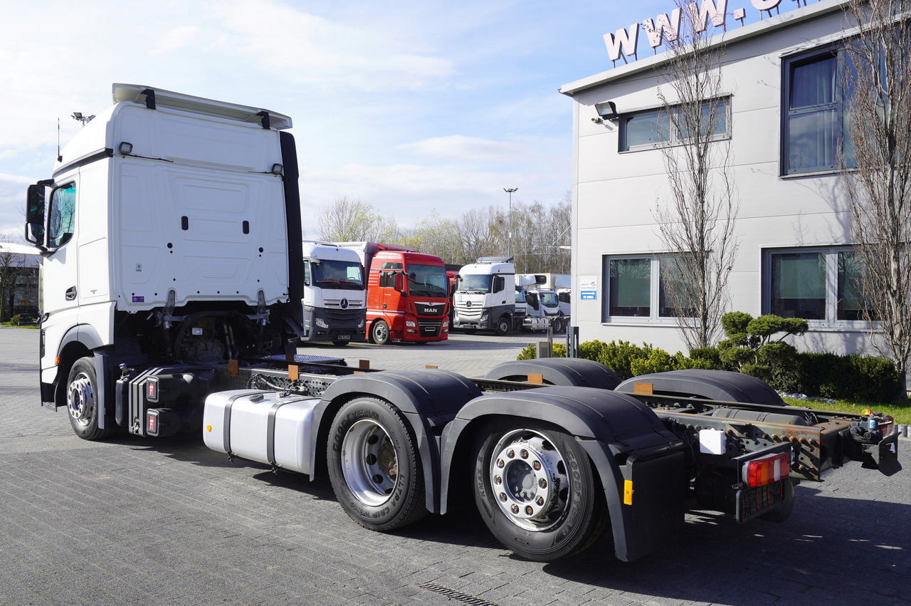 MERCEDES-BENZ Actros 2542 Low Deck 6×2 E6 / Chassis / third steering and lifting axle - Cab chassis truck: picture 4