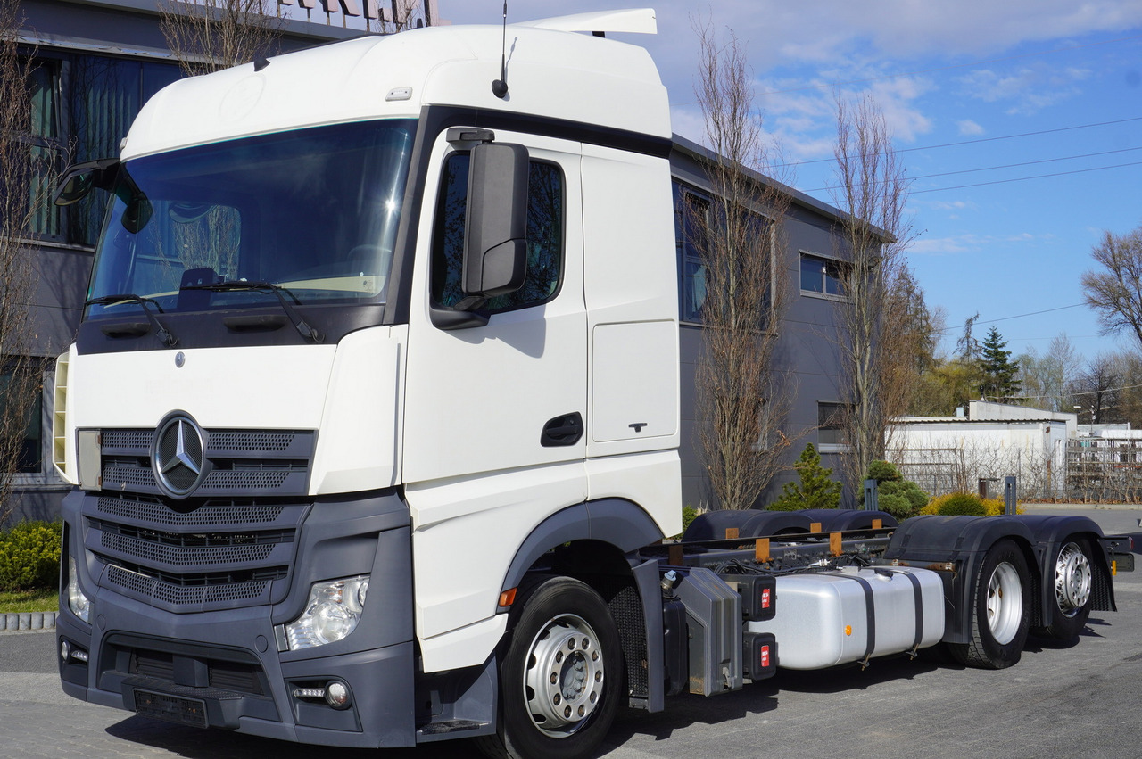 MERCEDES-BENZ Actros 2542 Low Deck 6×2 E6 / Chassis / third steering and lifting axle - Cab chassis truck: picture 1