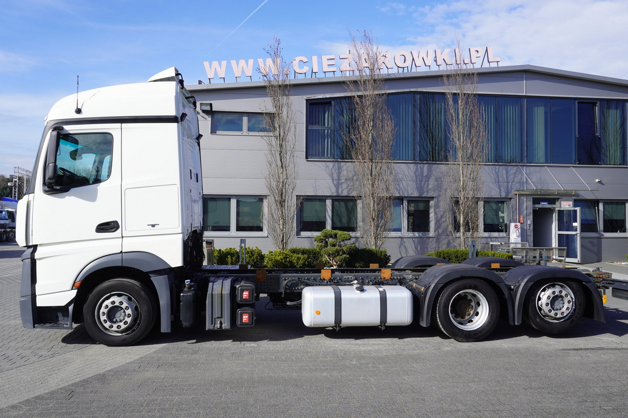 MERCEDES-BENZ Actros 2542 Low Deck 6×2 E6 / Chassis / third steering and lifting axle - Cab chassis truck: picture 5