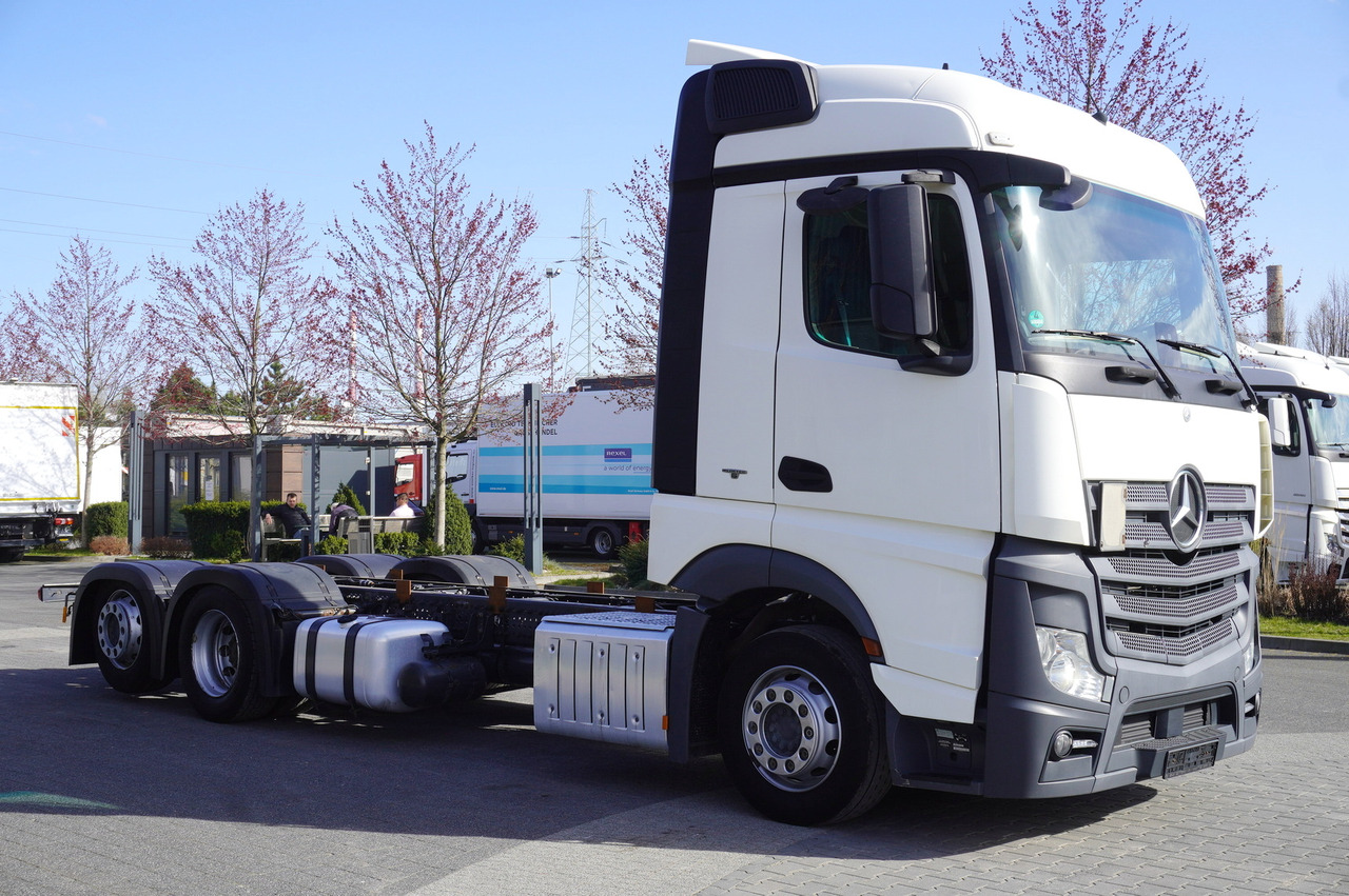 MERCEDES-BENZ Actros 2542 Low Deck 6×2 E6 / Chassis / third steering and lifting axle - Cab chassis truck: picture 3