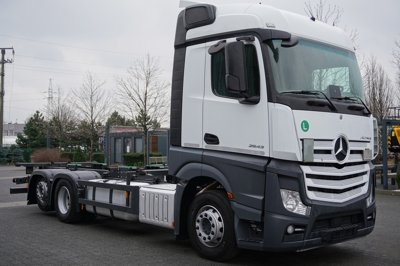 MERCEDES-BENZ Actros 2543 BDF 6×2 Standard - Cab chassis truck: picture 2
