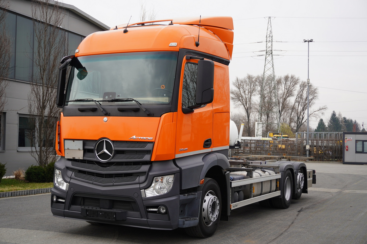 MERCEDES-BENZ Actros 2545 E6 BDF 6×2 / FULL ADR / 190 tho. km!! / lift&steer 3d axle/ 3 units - Cab chassis truck: picture 3