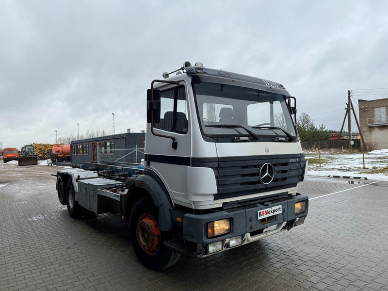 Mercedes-Benz 2531 - Cab chassis truck: picture 2