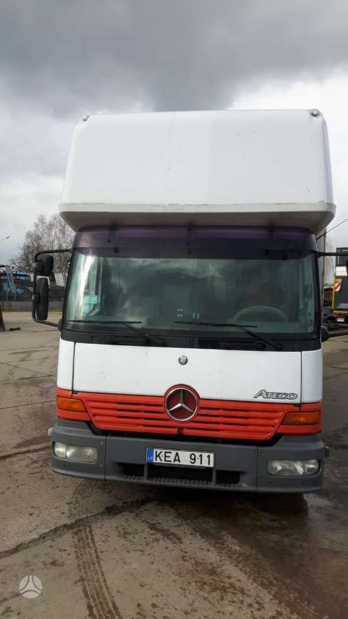 Mercedes-Benz 823 - Curtainsider truck: picture 3