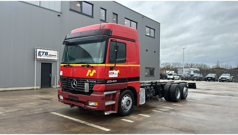 Mercedes-Benz Actros 2540 (V6 / 8 TYRES / 6X2 / BIG AXLE / MANUELLE) - Cab chassis truck: picture 1