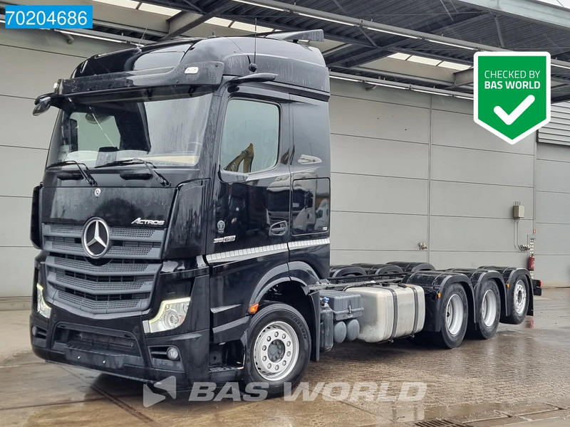 Mercedes-Benz Actros 2663 8X4 Chassis PTO preparation Euro 6 - Cab chassis truck: picture 1