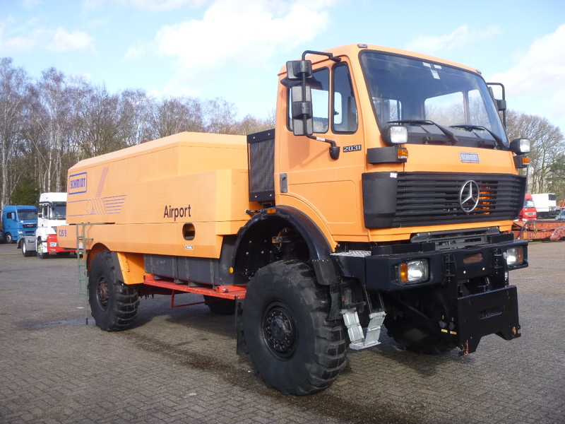 Mercedes SK 2031 4x4x4 Schmidt CJS9 airport sweeper snow plough - Cab chassis truck: picture 5