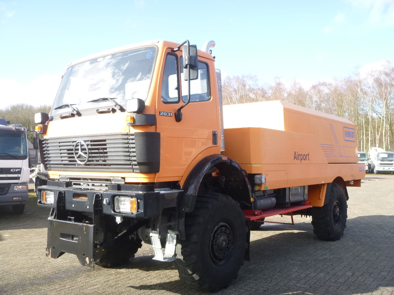 Mercedes SK 2031 4x4x4 Schmidt CJS9 airport sweeper snow plough - Cab chassis truck: picture 4