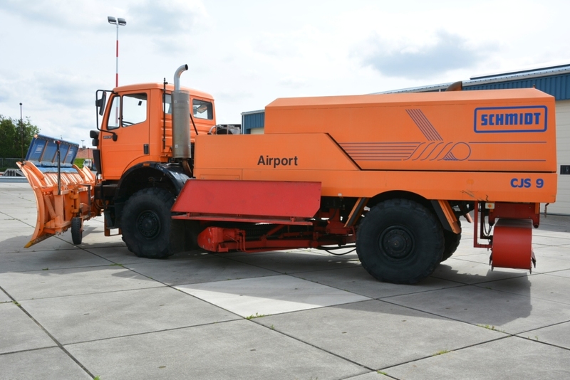 Mercedes SK 2031 4x4x4 Schmidt CJS9 airport sweeper snow plough - Cab chassis truck: picture 2