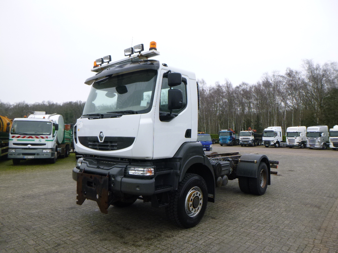 Renault Kerax 380 DXI 4x4 Euro 5 chassis + PTO - Cab chassis truck: picture 1