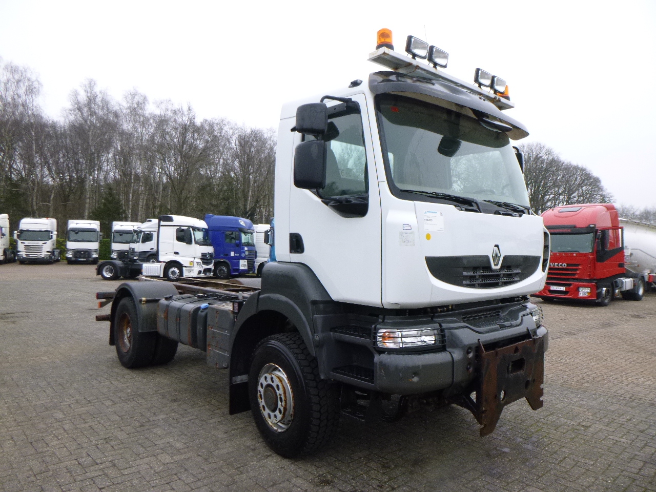Renault Kerax 380 DXI 4x4 Euro 5 chassis + PTO - Cab chassis truck: picture 2