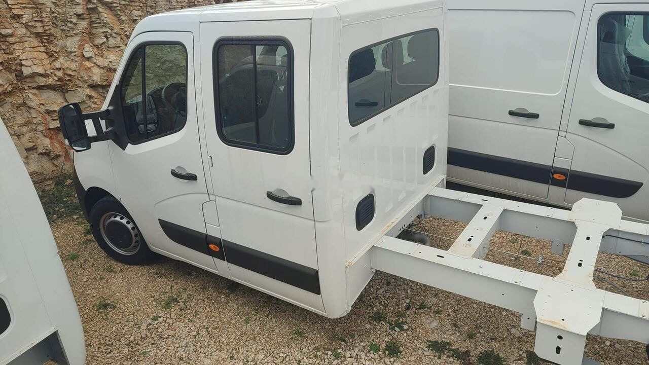 Renault MASTER - Cab chassis truck: picture 3