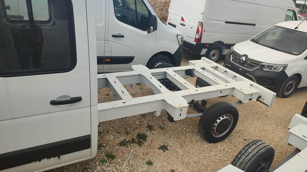 Renault MASTER - Cab chassis truck: picture 2