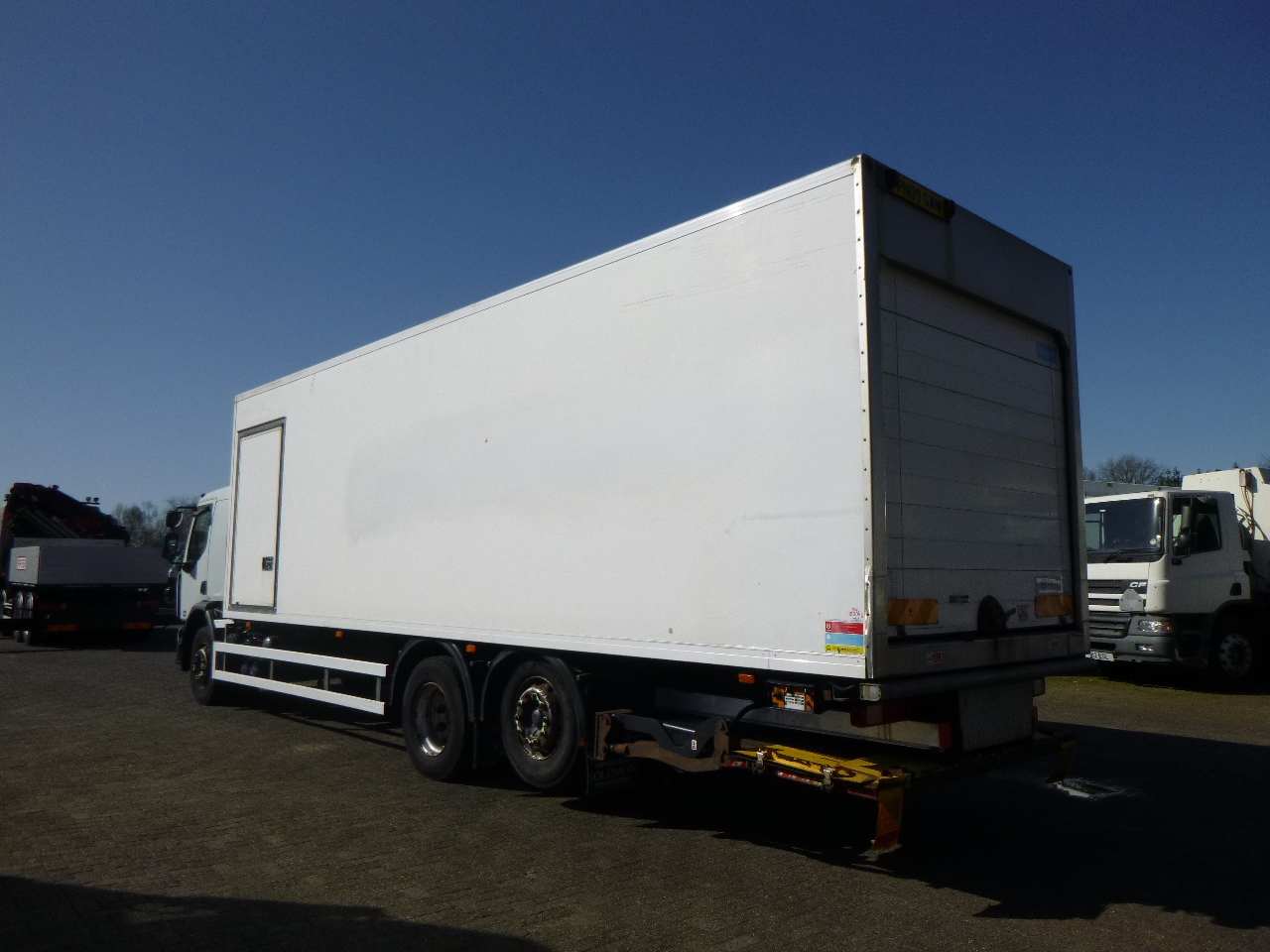 Refrigerator truck Renault Premium 370 dxi 6x2 RHD Carrier Supra 950 MT frigo: picture 4
