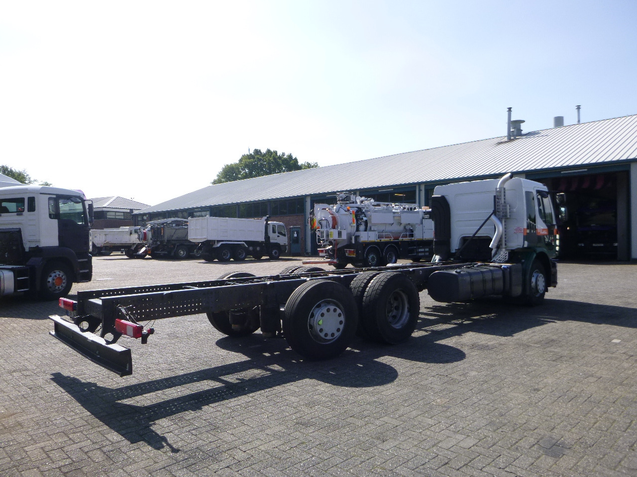 Renault Premium Lander 370 6x2 chassis + ADR - Cab chassis truck: picture 3