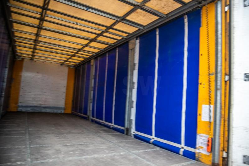 Curtainsider truck Renault T380: picture 8