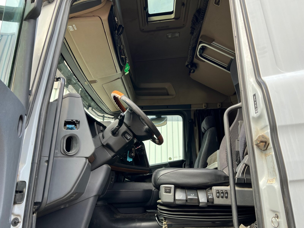 Scania R560 6x2 R560 6x2, V8, Retarder, Liftachse, Standklima, Alu-Bordwände, ca. 15m³ - Tipper: picture 2