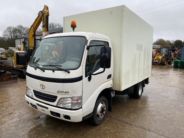 Toyota Dyna  - Box truck: picture 1