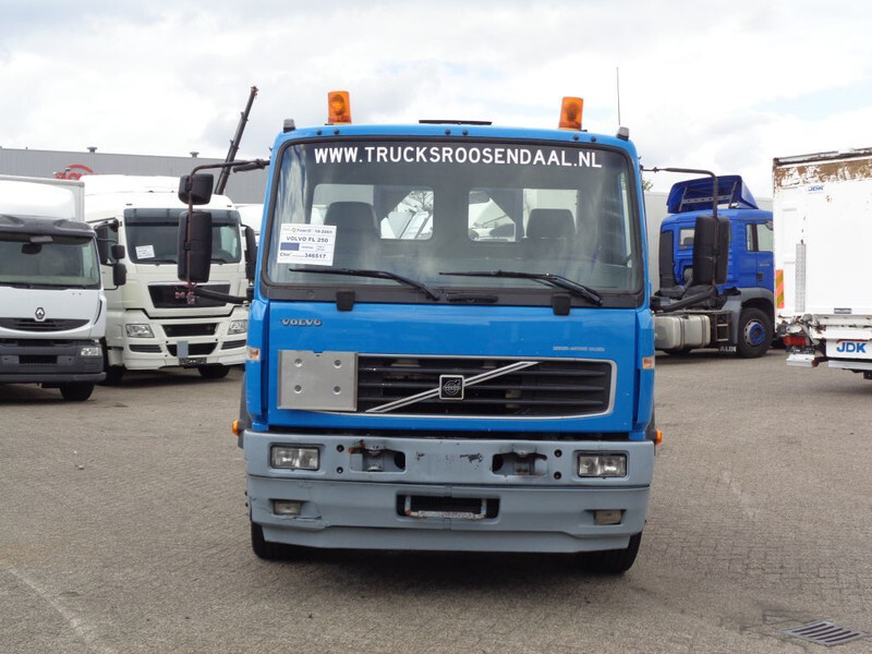 Volvo FL 250 + Manual - Cab chassis truck: picture 2