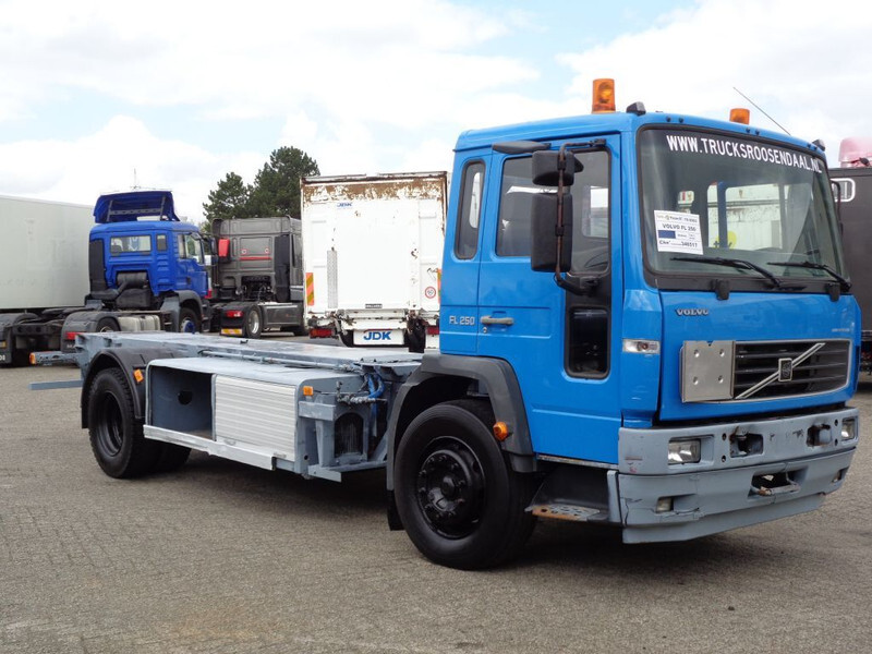 Volvo FL 250 + Manual - Cab chassis truck: picture 3