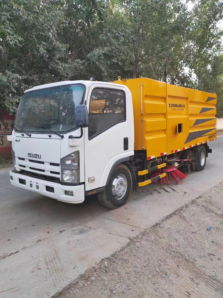 ISUZU ZOOMLION  street cleaner municipal sweeper - Road sweeper: picture 1