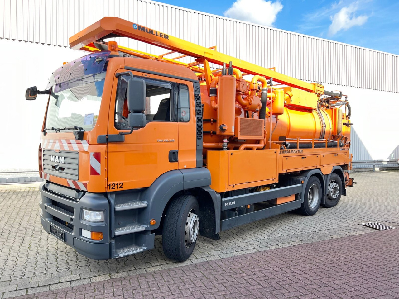 MAN TGA 26.310/390 6x2-4 BL TGA 26.310/390 6x2-4 BL, Lenkachse, Standklima, Müller Saug-/Spülwagen ca. 12m³ - Vacuum truck: picture 1