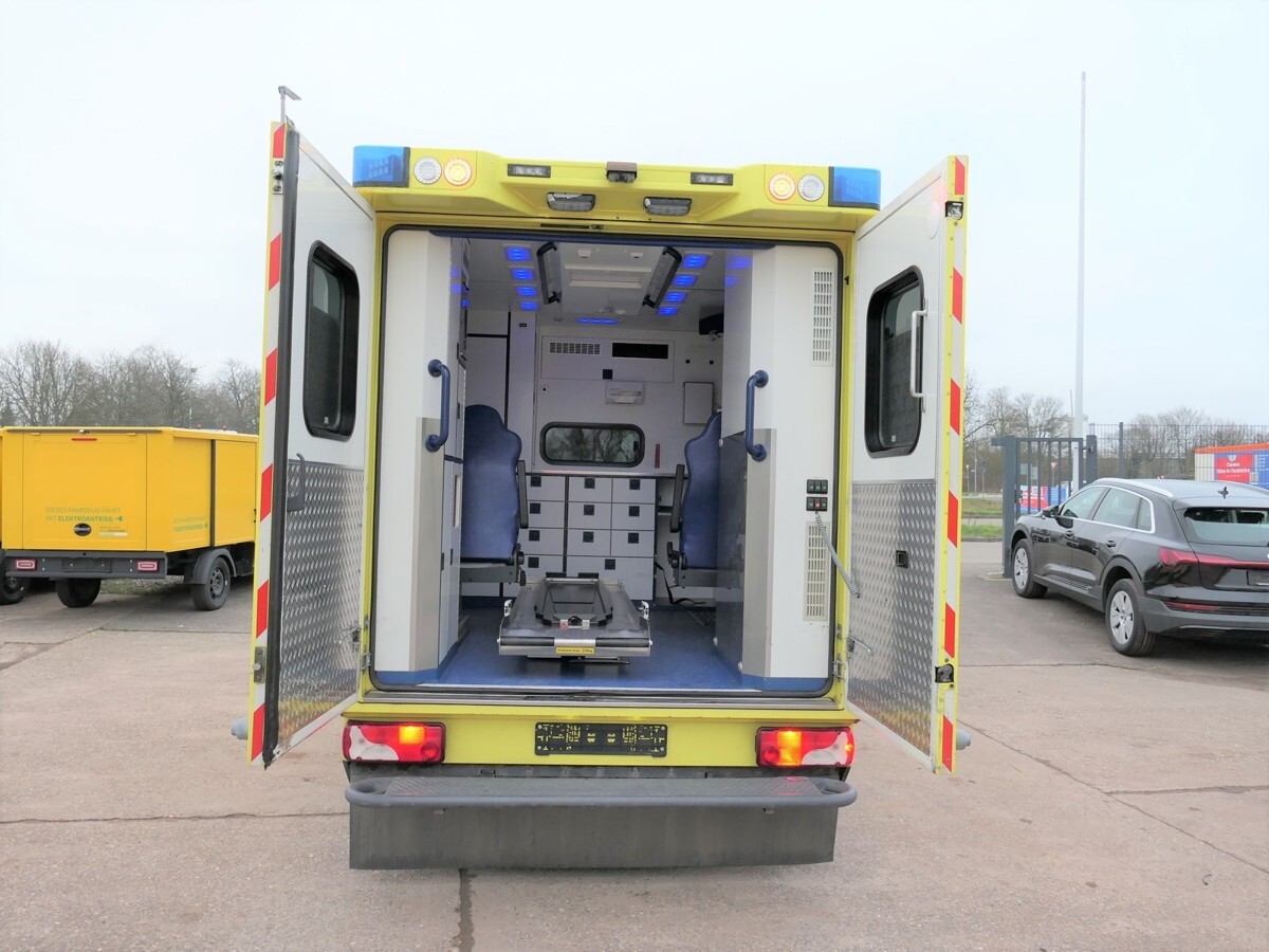 MERCEDES-BENZ Sprinter II 516 CDI KLIMA KRANKENWAGEN RTW AUTOM - Ambulance: picture 2