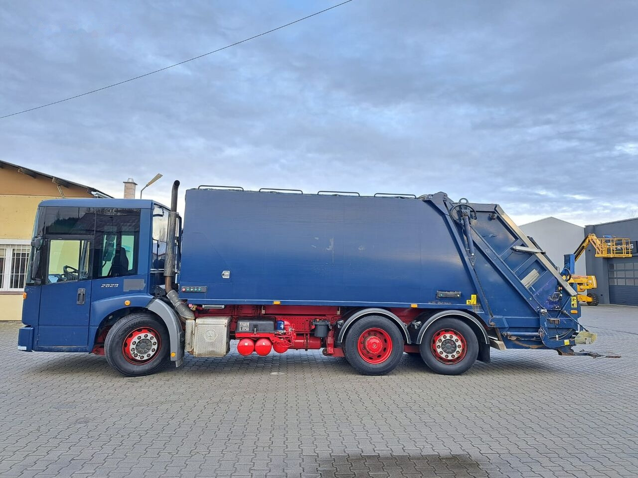 Mercedes-Benz Econic - Garbage truck: picture 3