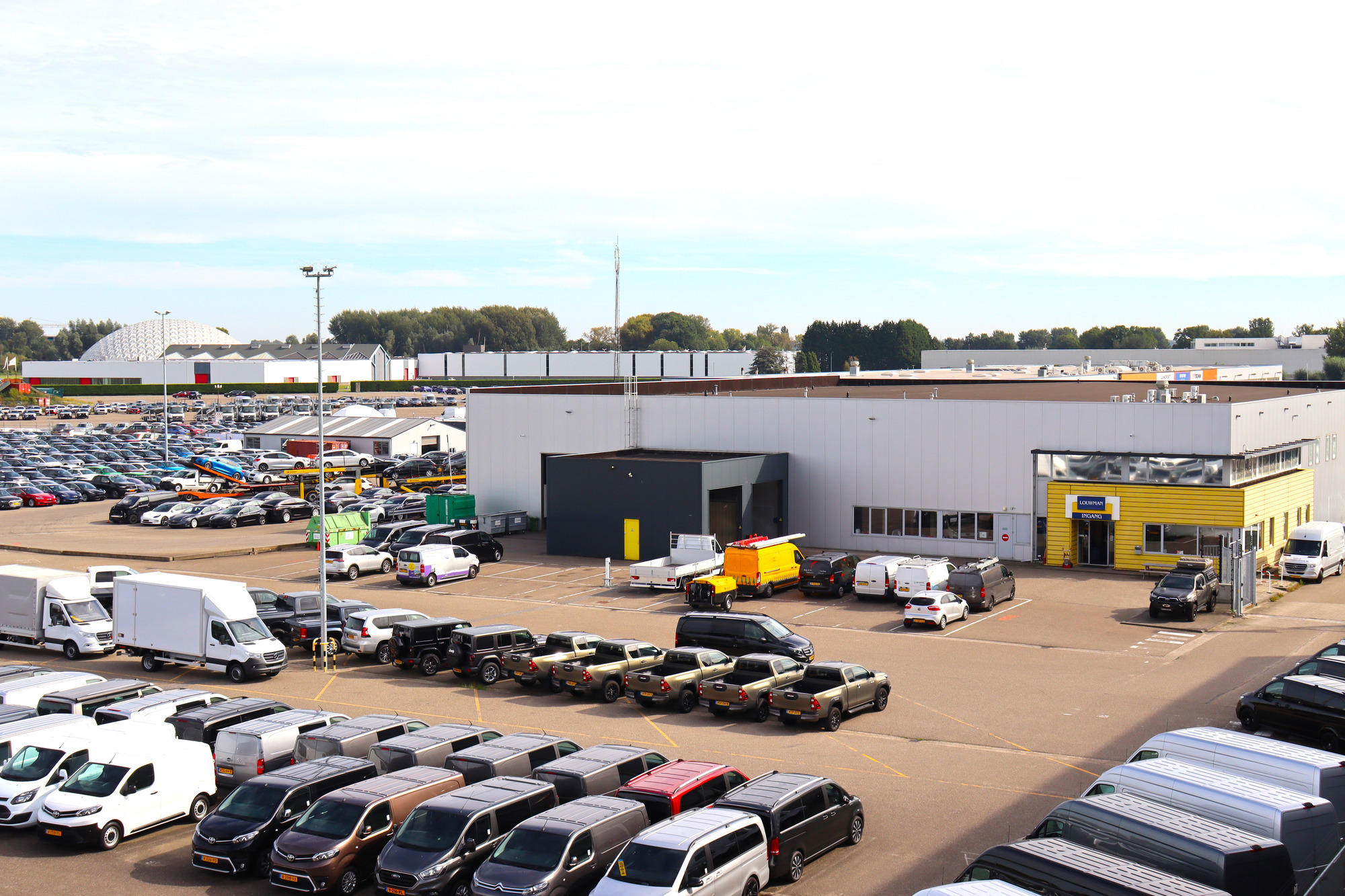 Busvan - Commercial vehicles - gearbox: automatic undefined: picture 1