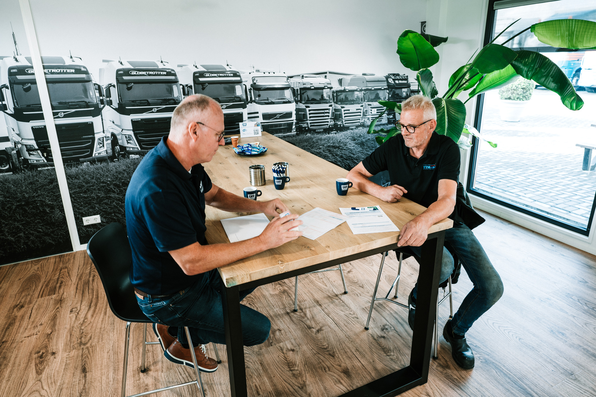 LVS Used TRUCKS - Trucks MERCEDES-BENZ - Year: 2016 undefined: picture 2