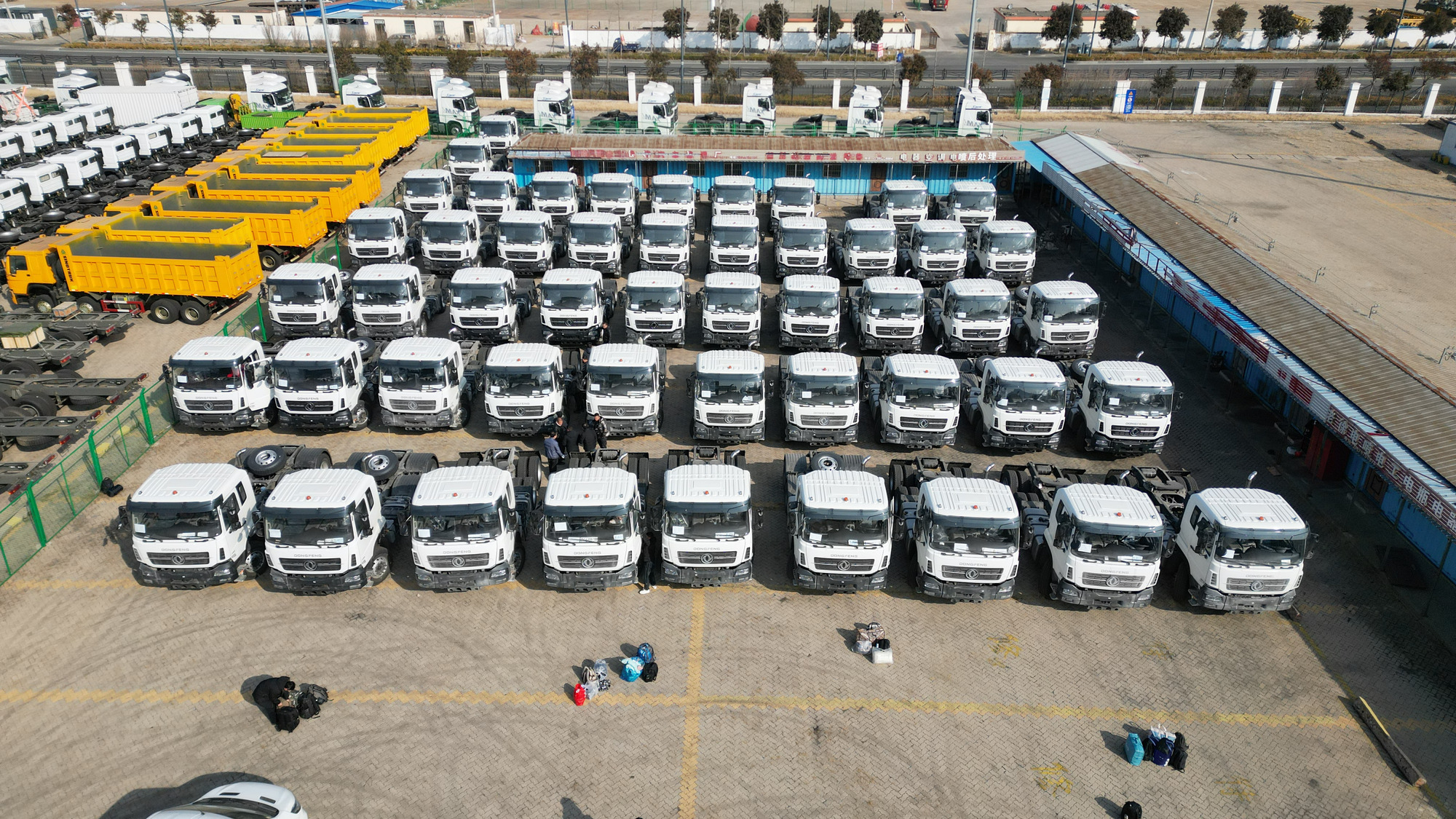 Qingdao Higher Weight Trade Co. LTD - Trucks - 6x4, diesel undefined: picture 1