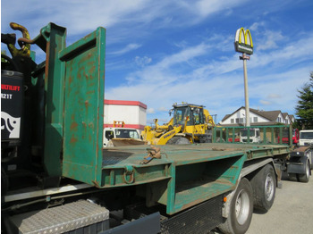 Hook lift truck