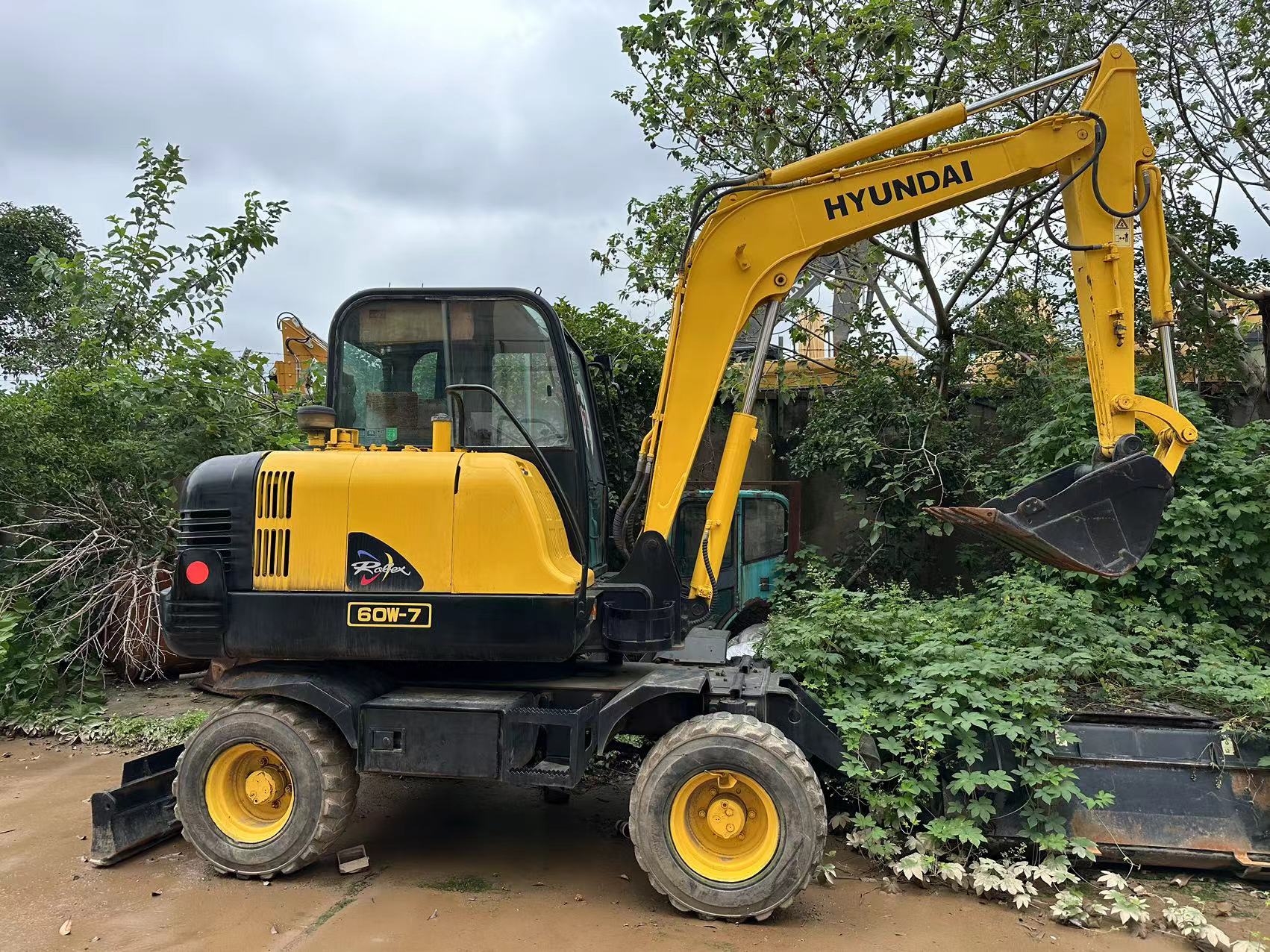 Wheel excavator HYUNDAI