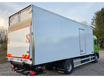 Refrigerator truck MAN TGM 18.320 / 18.290 / 15.290 / IZOTERMA / WINDA / 19PALET / E6 / 08.2018 / LIFT / SPROWADZONY / AUTOMAT / SYPIALKA / PIERWSZY WŁAŚCICIEL / BOCZNE DRZWI / STAN BARDZO DOBRY: picture 4 Refrigerator truck MAN TGM 18.320 / 18.290 / 15.290 / IZOTERMA / WINDA / 19PALET / E6 / 08.2018 / LIFT / SPROWADZONY / AUTOMAT / SYPIALKA / PIERWSZY WŁAŚCICIEL / BOCZNE DRZWI / STAN BARDZO DOBRY: picture 4